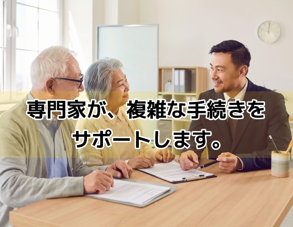 不動産書類とミニチュアハウスが置かれた机、相続登記義務化を示すイメージ写真